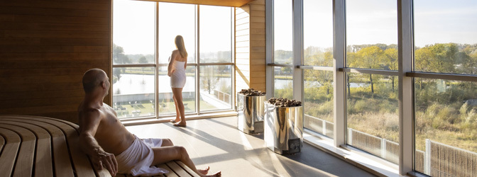 mensen in de panorama sauna van blue wellnessresort helmond