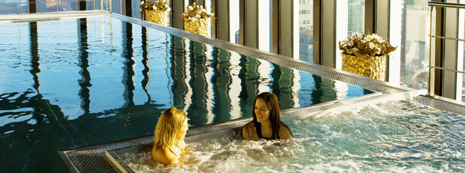 binnenzwembad blue wellnessresort leiden